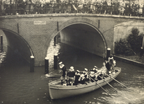 405908 Afbeelding van de intocht van Sinterklaas met een sloep van de Zeeverkenners ter hoogte van de Bakkerbrug over ...